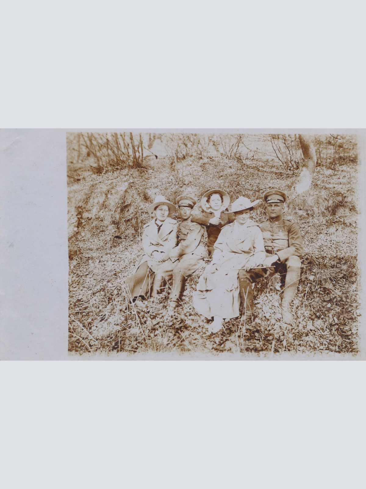 AK Soldaten mit den Frauen Militaria Ansichtskarte (14624)