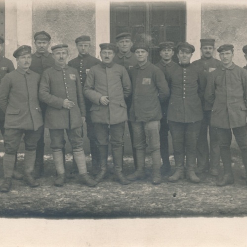 AK Mannschaftsfoto von Soldaten Militaria Ansichtskarte (14627)