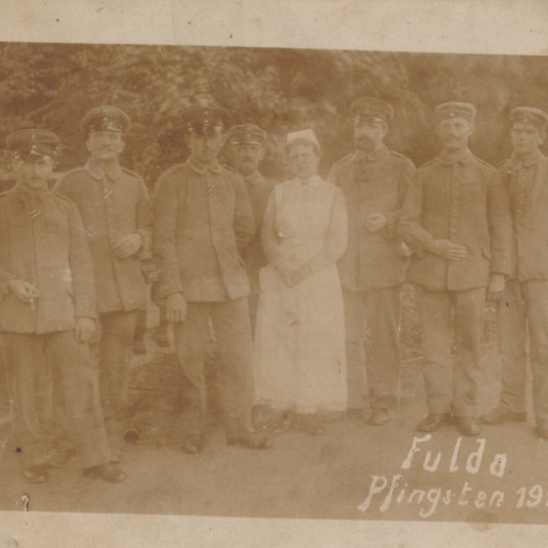 AK Soldaten mit Krankenschwester in Fulda 1916 Militaria Ansichtskarte (14613)