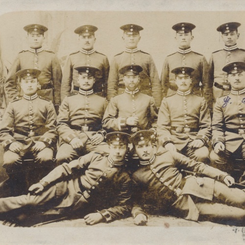 AK Mannschaftsfoto von Soldaten Militaria Ansichtskarte (14626)