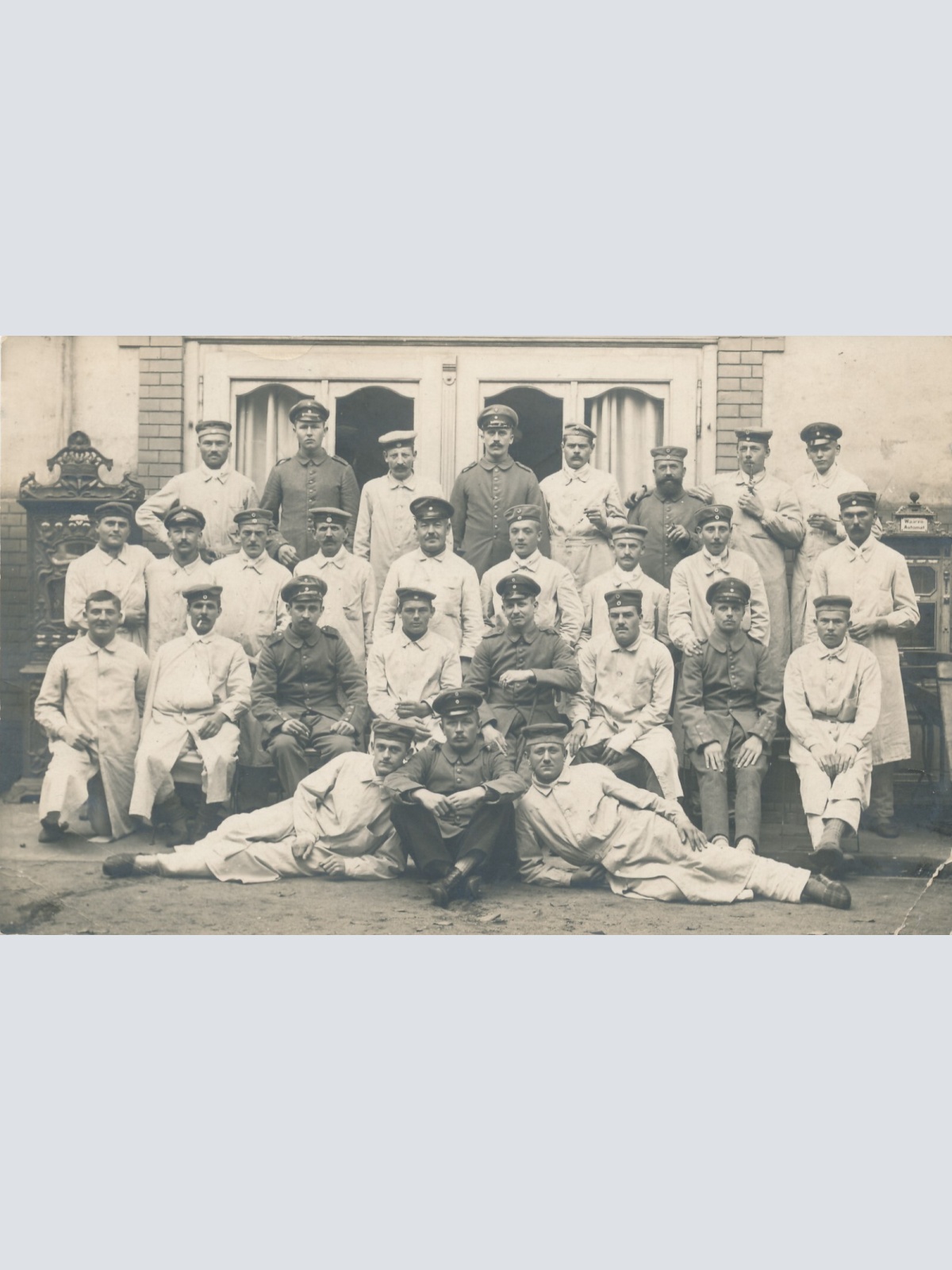 AK Manschaftsfoto von Soldaten Militaria Ansichtskarte (14612)