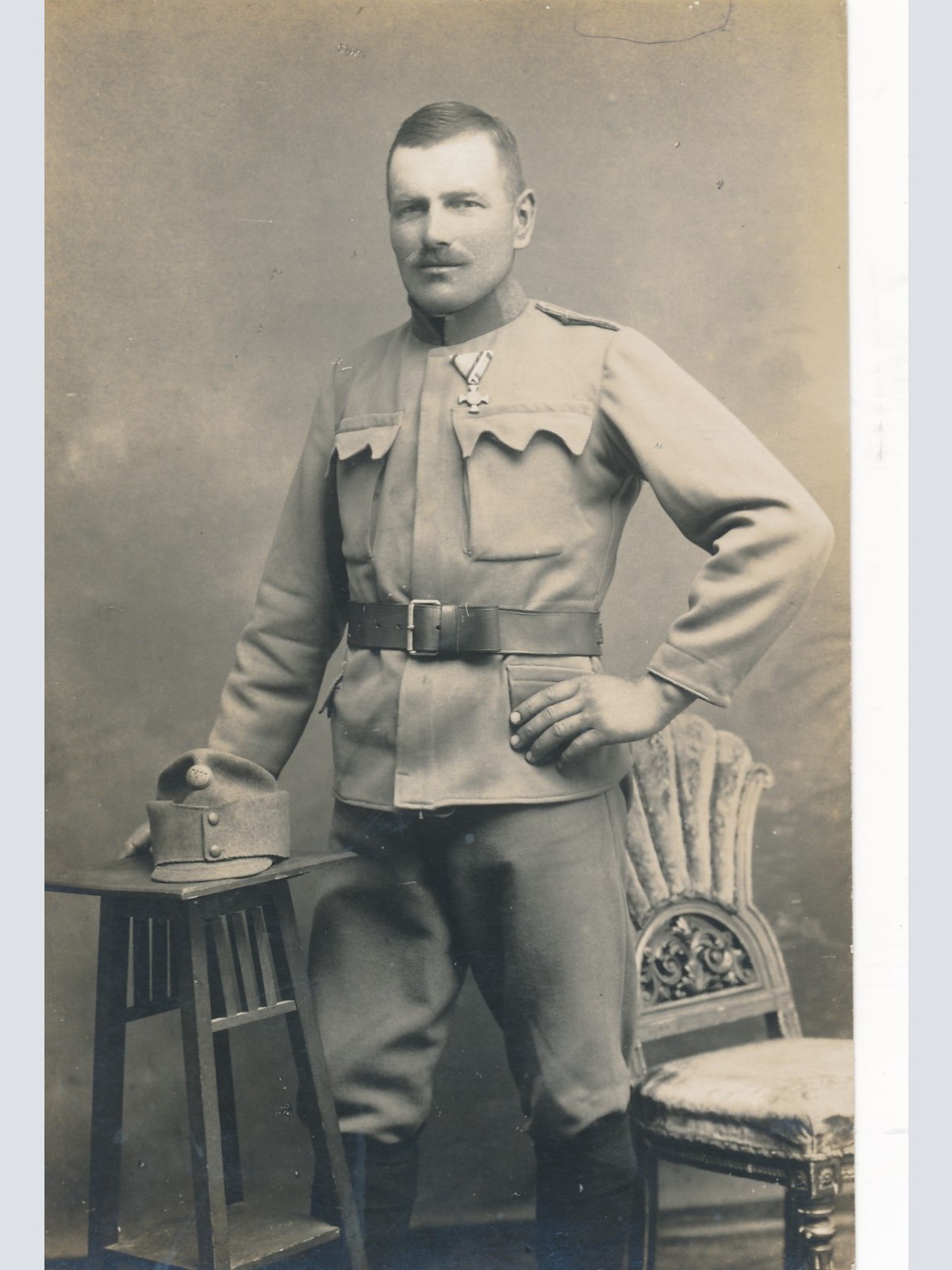 AK Offizier mit Abzeichen Militaria Ansichtskarte (14670)