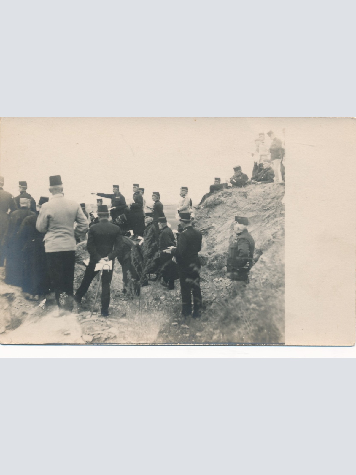 AK Offiziere beim besprechen Ansichtskarte (14691)