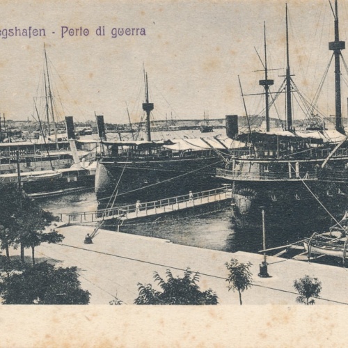 AK aus Pola Kroatien mit Schiff und Kriegshafen Ansichtskarte (14697)