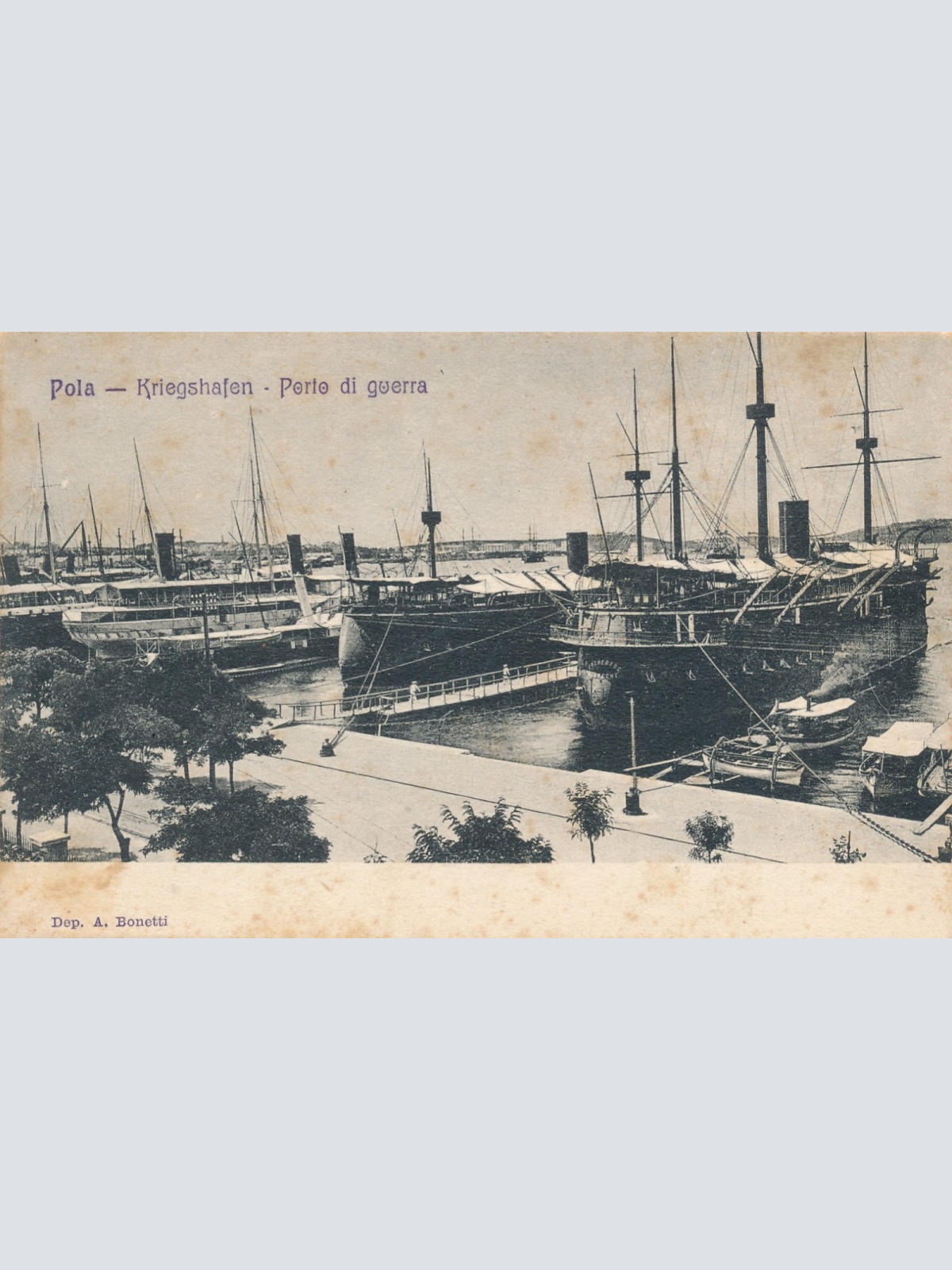 AK aus Pola Kroatien mit Schiff und Kriegshafen Ansichtskarte (14697)