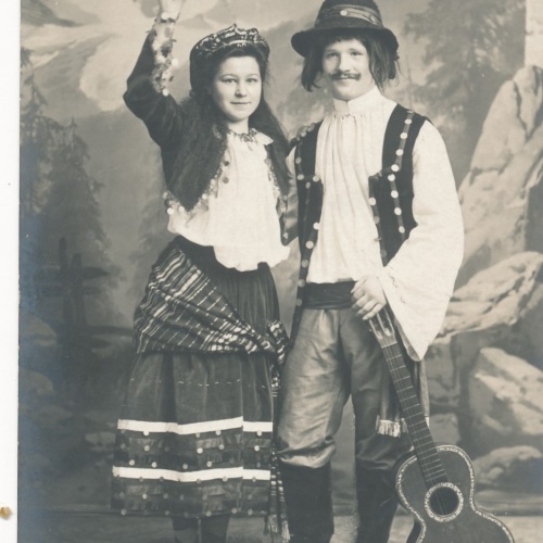 AK Annodazumals Mann und Frau in Tracht Ansichtskarte (14861)