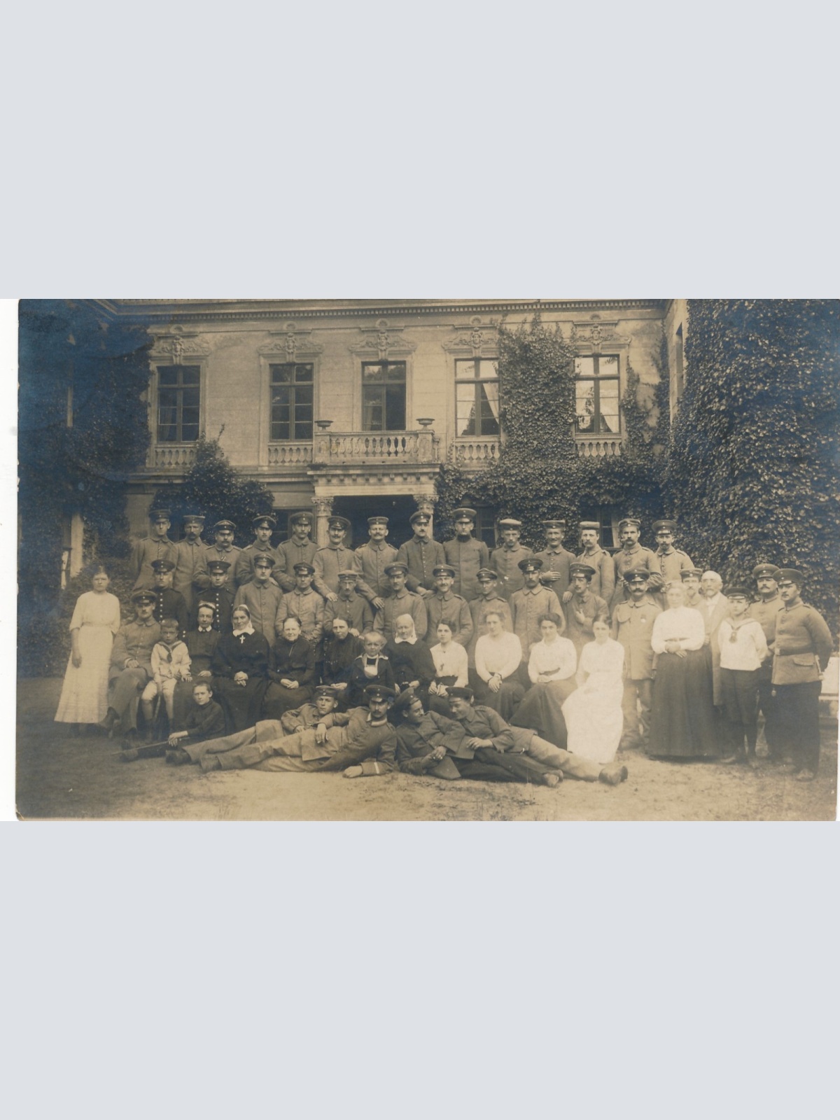 AK Mannschaftsfoto von Soldaten mit Frauen Militaria (14804)