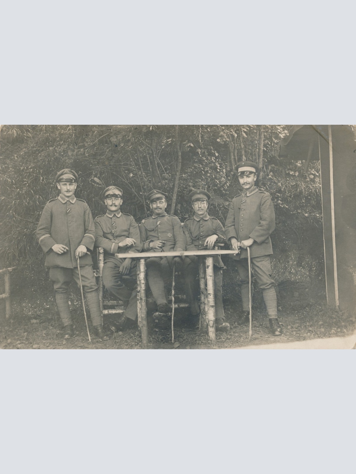 AK vier Soldaten am Tisch Militaria (14806)