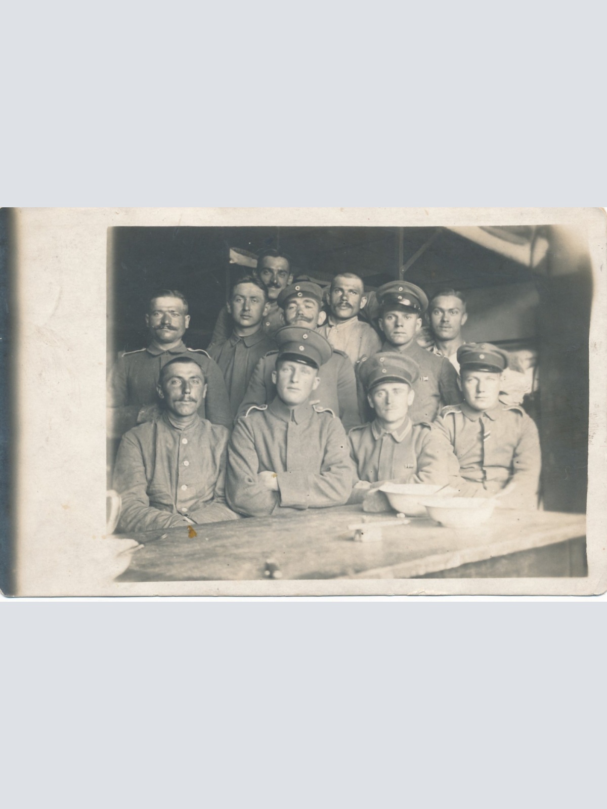 AK Manschaftsfoto von Soldaten Militaria (14803)