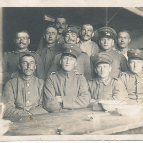 AK Manschaftsfoto von Soldaten Militaria (14803)