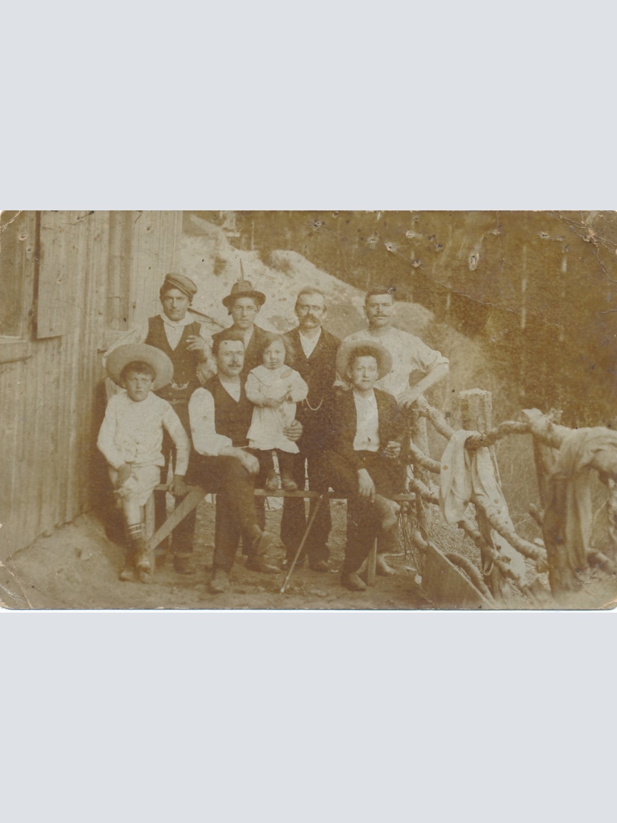 AK Annodazumals Familie vor einer Waldhütte Ansichtskarte (14988)