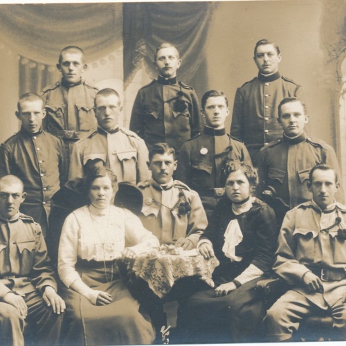 AK Annodazumals Familien Foto Männer sind Soldaten Ansichtskarte (14989)