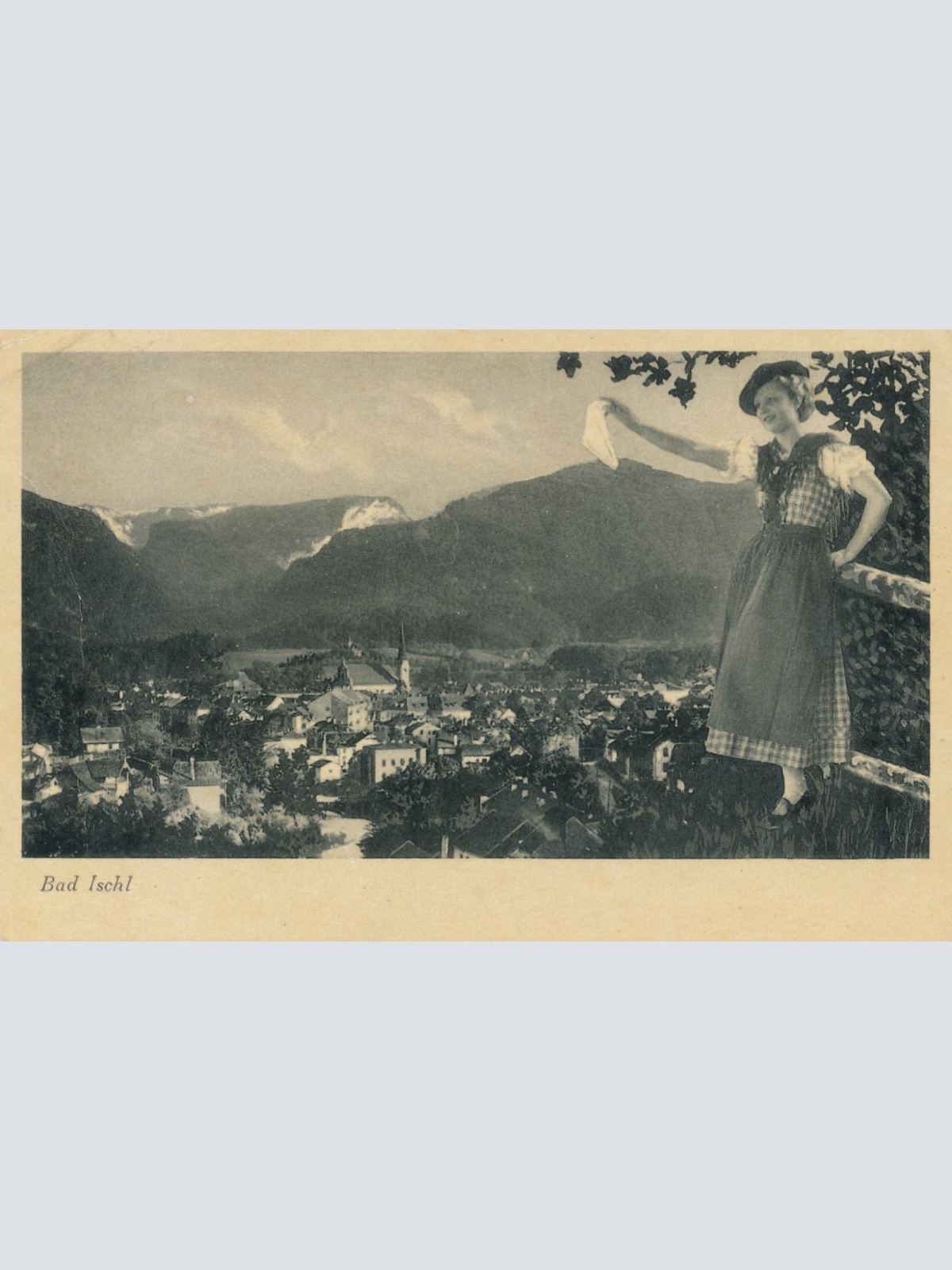 AK aus Bad Ischl mit Frau am Hang winkt ihr Tuch Ansichtskarte (15053)