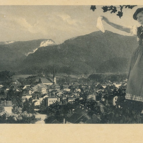 AK aus Bad Ischl mit Frau am Hang winkt ihr Tuch Ansichtskarte (15053)