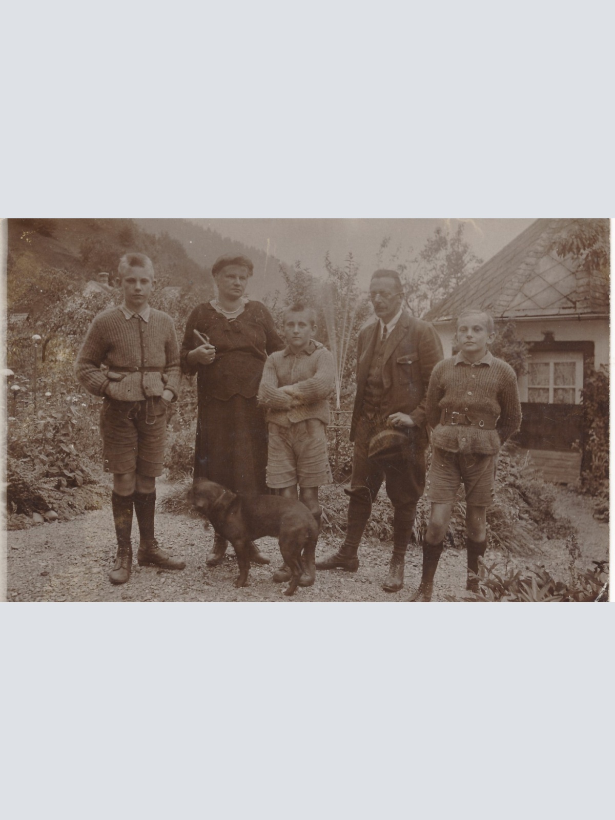 AK Annodazumals Familie mit Hund Ansichtskarte (15872)