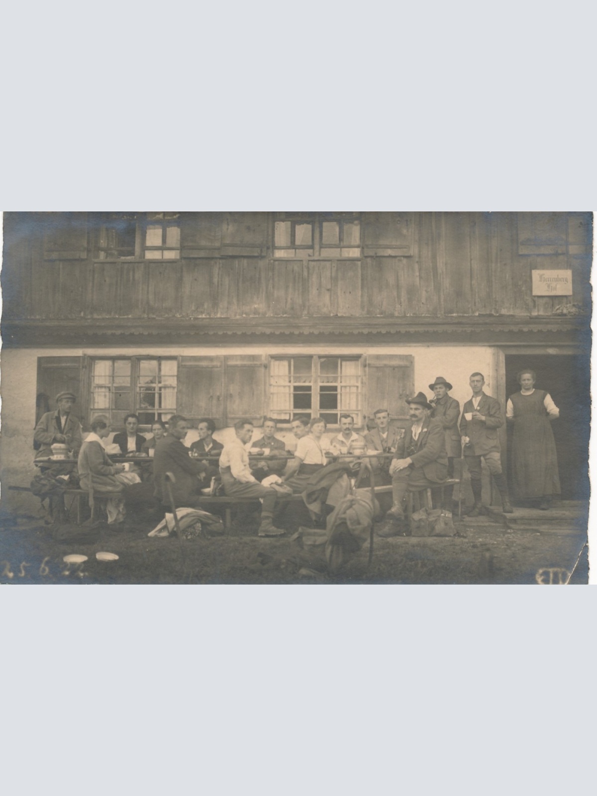 AK Annodazumals Motiv von einem Gasthof mit Menschen Ansichtskarte (15920)