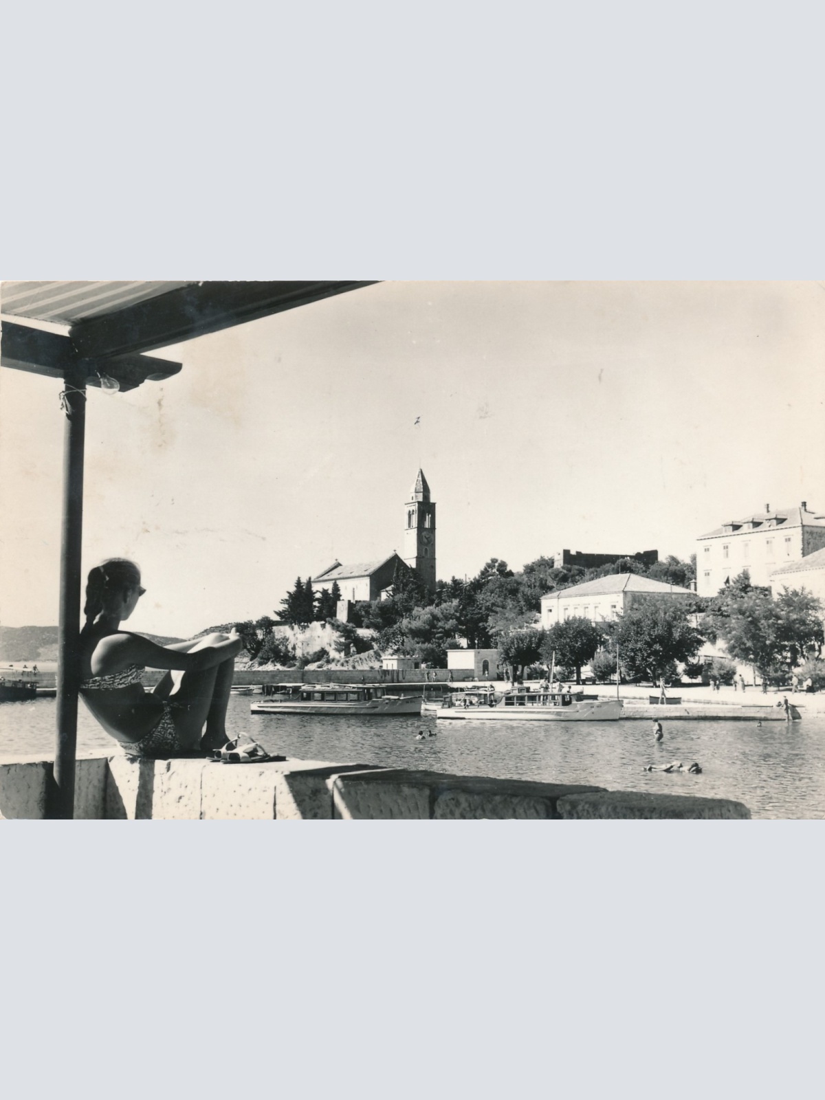 AK aus Lopud mit Frau blick auf Stadt Kroatien Ansichtskarte (15931)