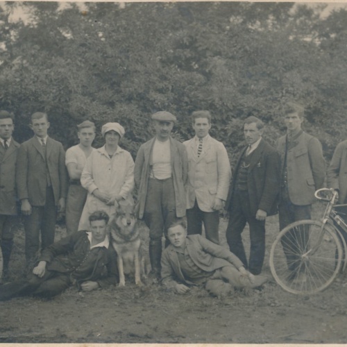 AK Annodazumals Freunde Foto mit Alten Fahrrädern Ansichtskarte (15429)