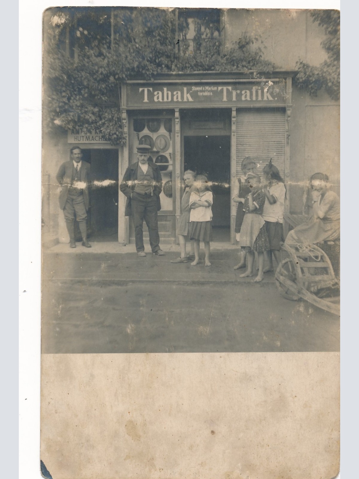 AK Annodazumals mit Tabak Trafik Ansichtskarte (15912)