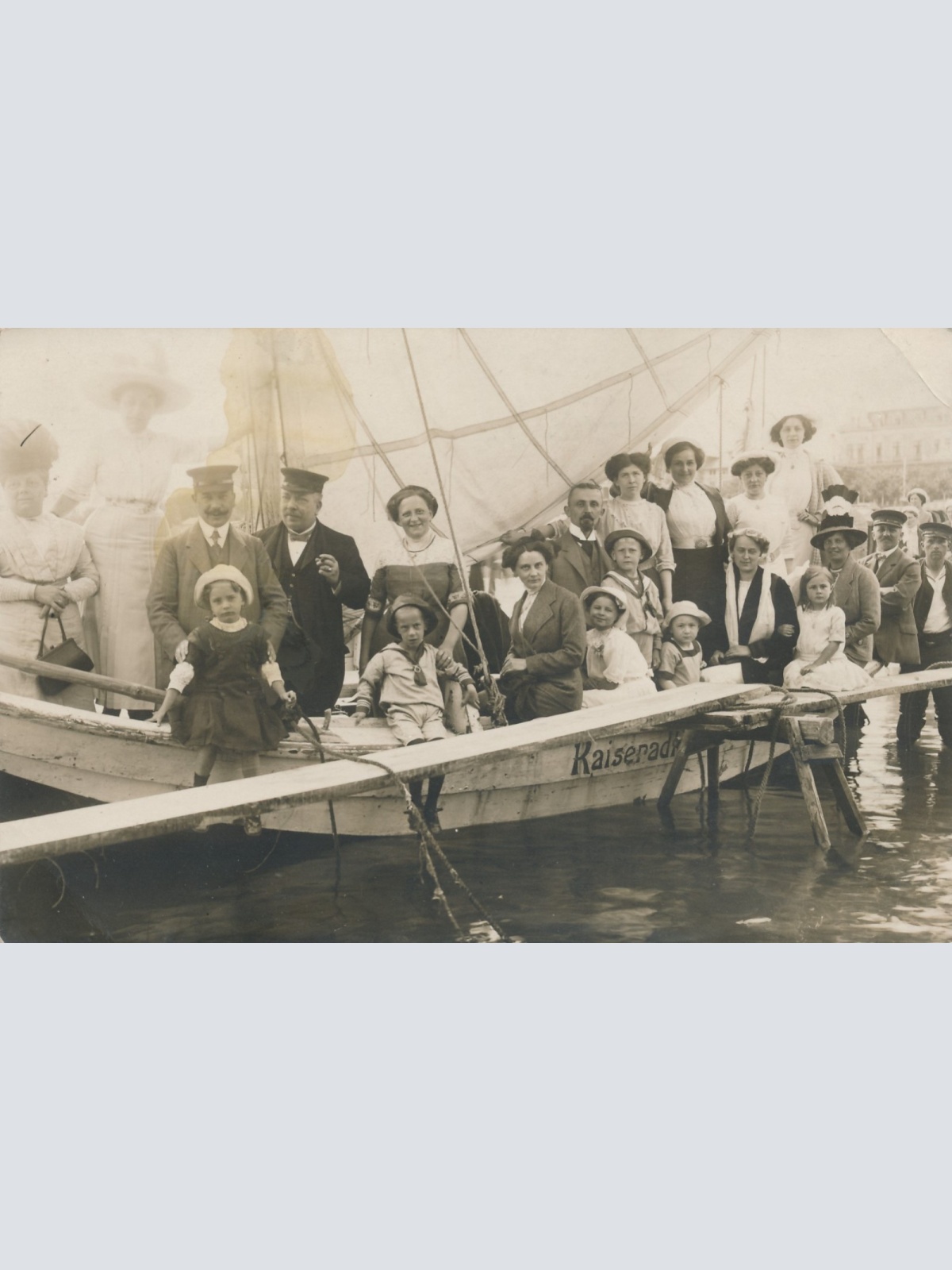 AK Annodazumals Familie auf Bot Ansichtskarte (16142)