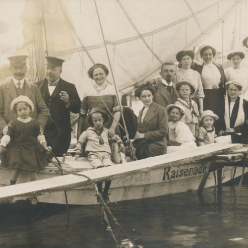 AK Annodazumals Familie auf Bot Ansichtskarte (16142)