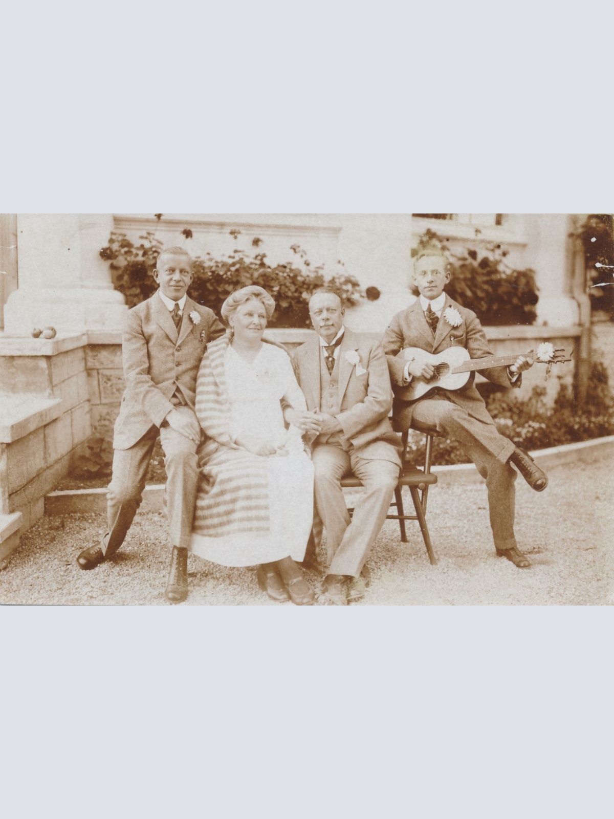 AK Annodazumals drei Männer eine Frau Ansichtskarte (16138)