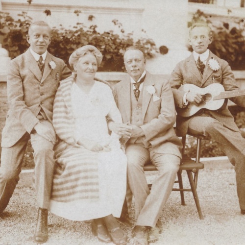 AK Annodazumals drei Männer eine Frau Ansichtskarte (16138)