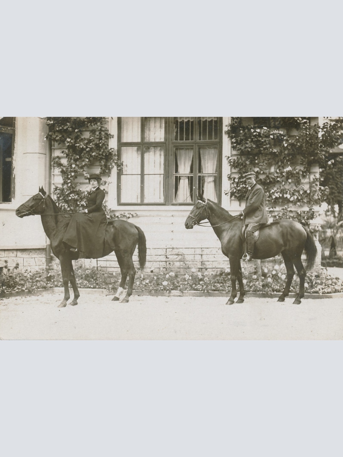 AK Annodazumals Mann und Frau auf Pferd Ansichtskarte (16133)