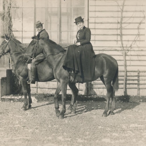 AK Annodazumals Mann und Frau auf Pferd Ansichtskarte (16132)