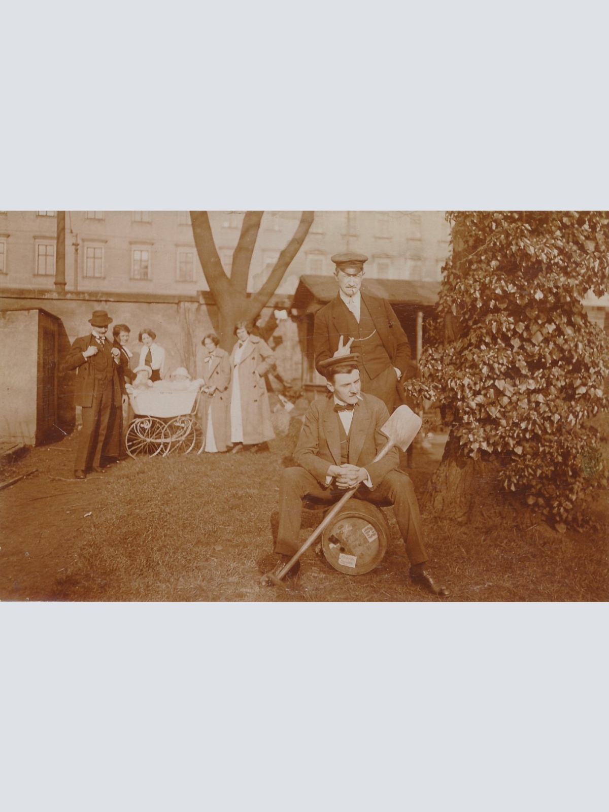 AK Annodazumals zwei Männer mit Bierfass Ansichtskarte (16144)