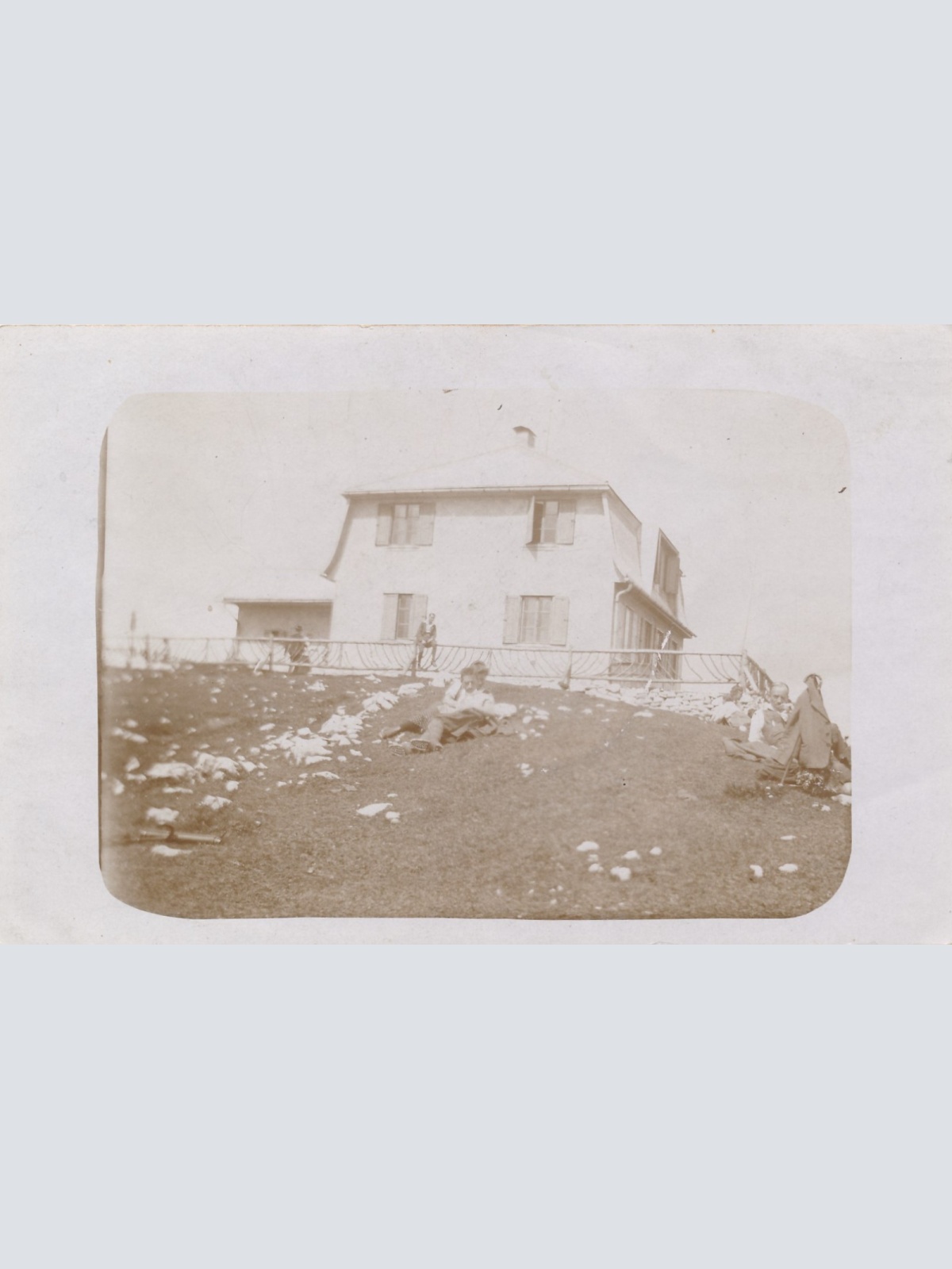 AK Annodazumals Menschen liegen in der Wiese Ansichtskarte (15752)