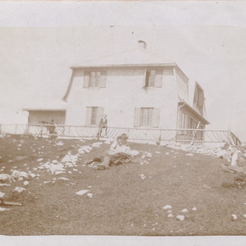 AK Annodazumals Menschen liegen in der Wiese Ansichtskarte (15752)