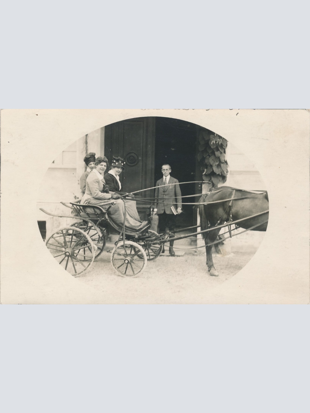 AK Annodazumals Familie mit Kutsche / Pferd Ansichtskarte (16151)