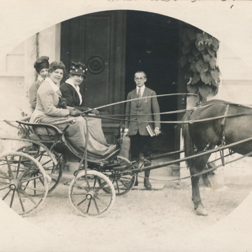 AK Annodazumals Familie mit Kutsche / Pferd Ansichtskarte (16150)