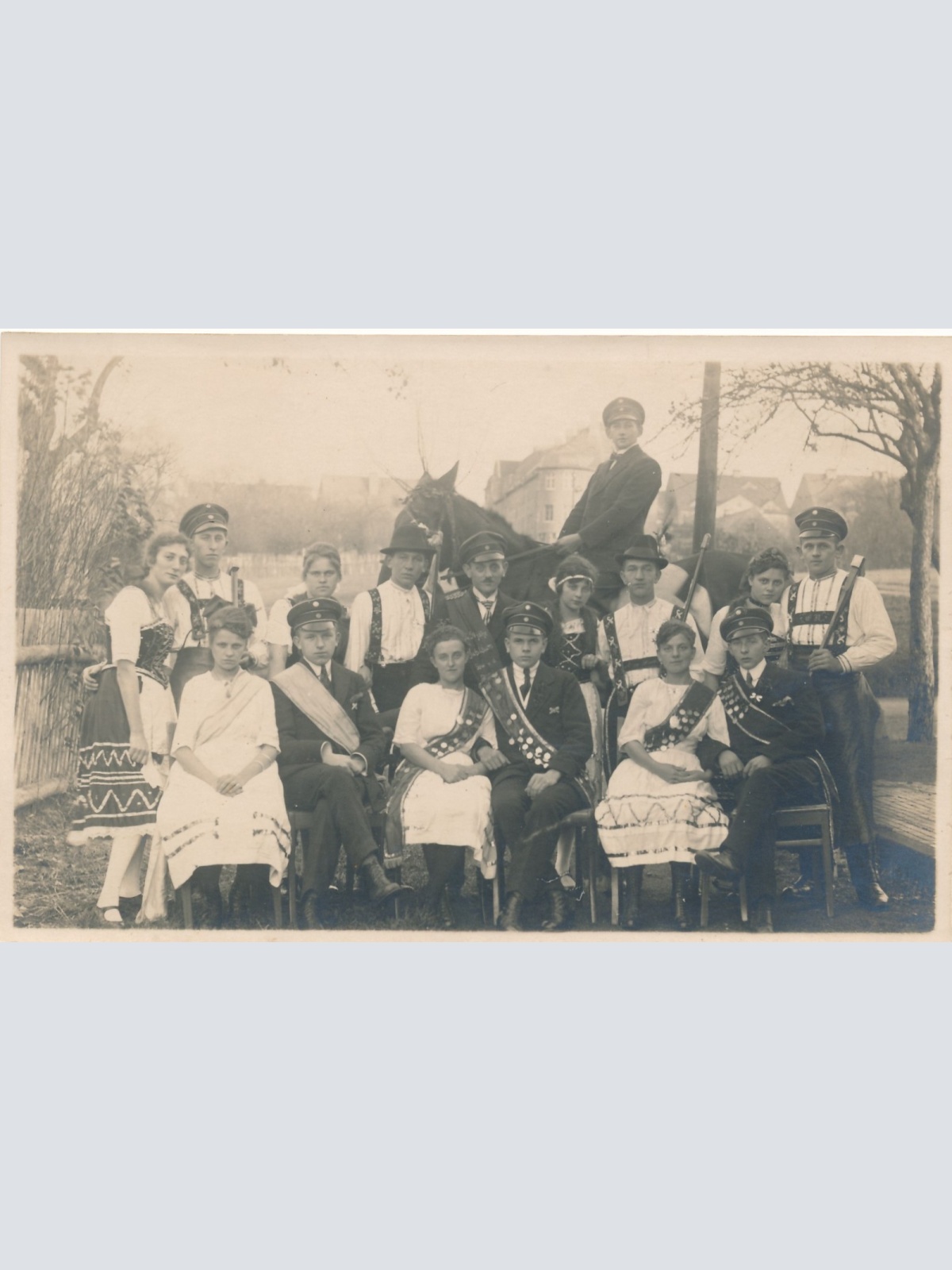 AK Annodazumals Pärchen Gruppenfoto Ansichtskarte (15759)