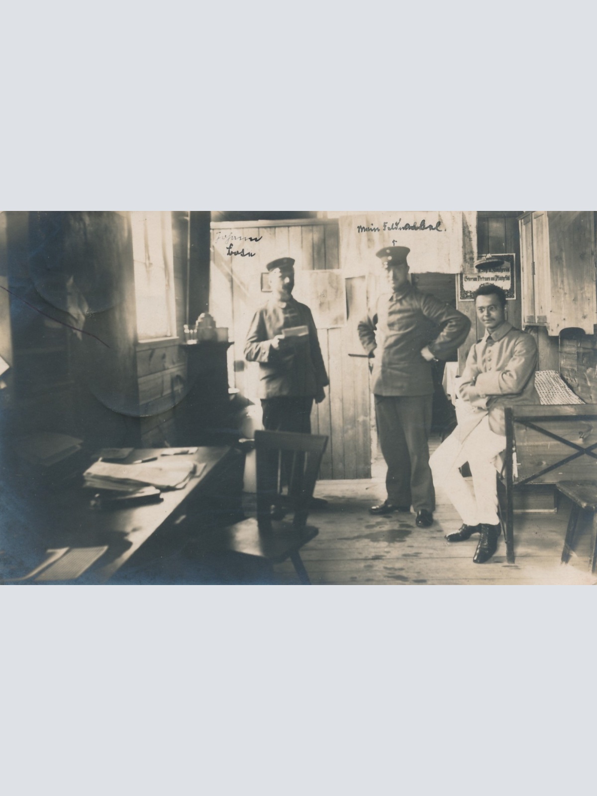 AK von drei Soldaten im Büro mit Feldpoststempel Ansichtskarte (15739)