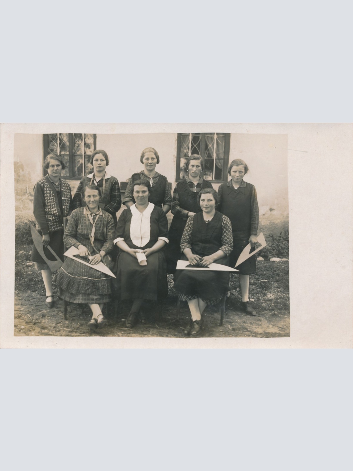 AK Annodazumals acht Frauen vor einem Haus Ansichtskarte (15761)