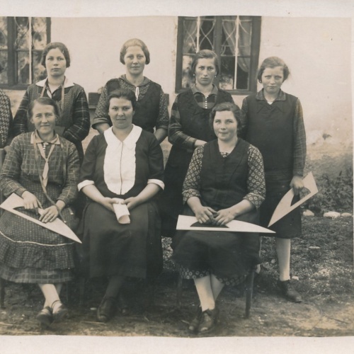 AK Annodazumals acht Frauen vor einem Haus Ansichtskarte (15761)