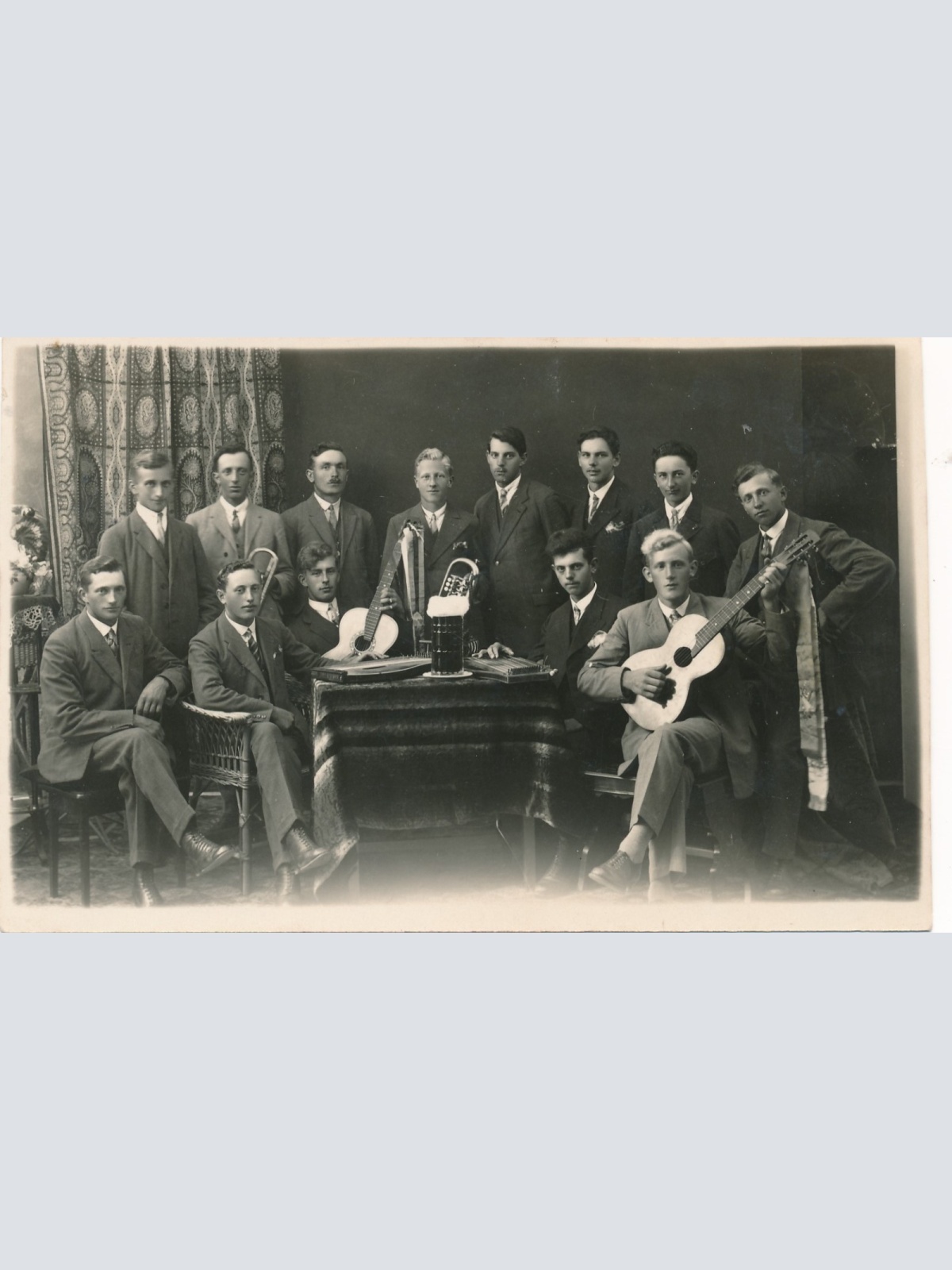 AK Annodazumals Männer Gruppenfoto mit Gitarren Ansichtskarte (15764)