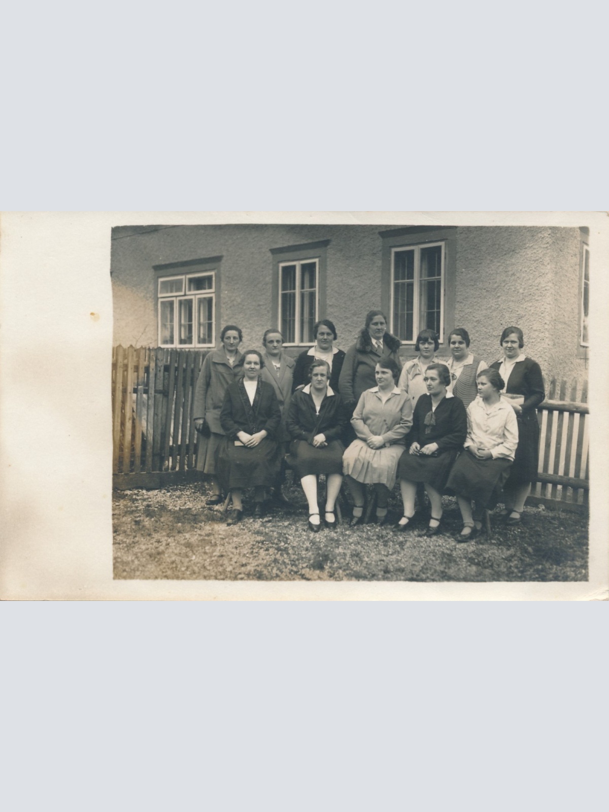 AK Annodazumals Frauen vor einem Haus Ansichtskarte (15765)