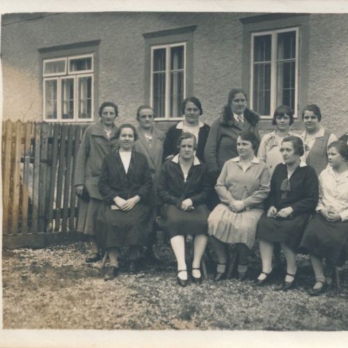 AK Annodazumals Frauen vor einem Haus Ansichtskarte (15765)