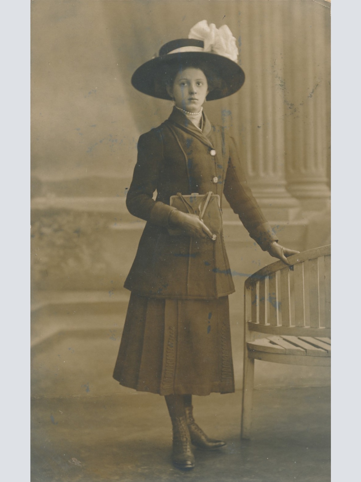 AK von einer Frau im Gutgekleideten Stil Annodazumals Ansichtskarte (15439)