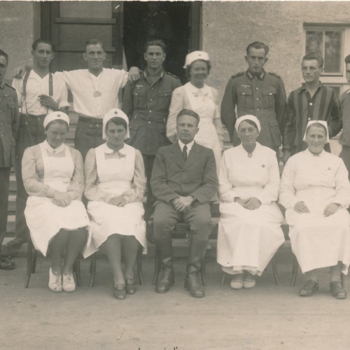 AK Gruppenfoto mit Soldaten und Krankenschwestern Annodazumals (15443)