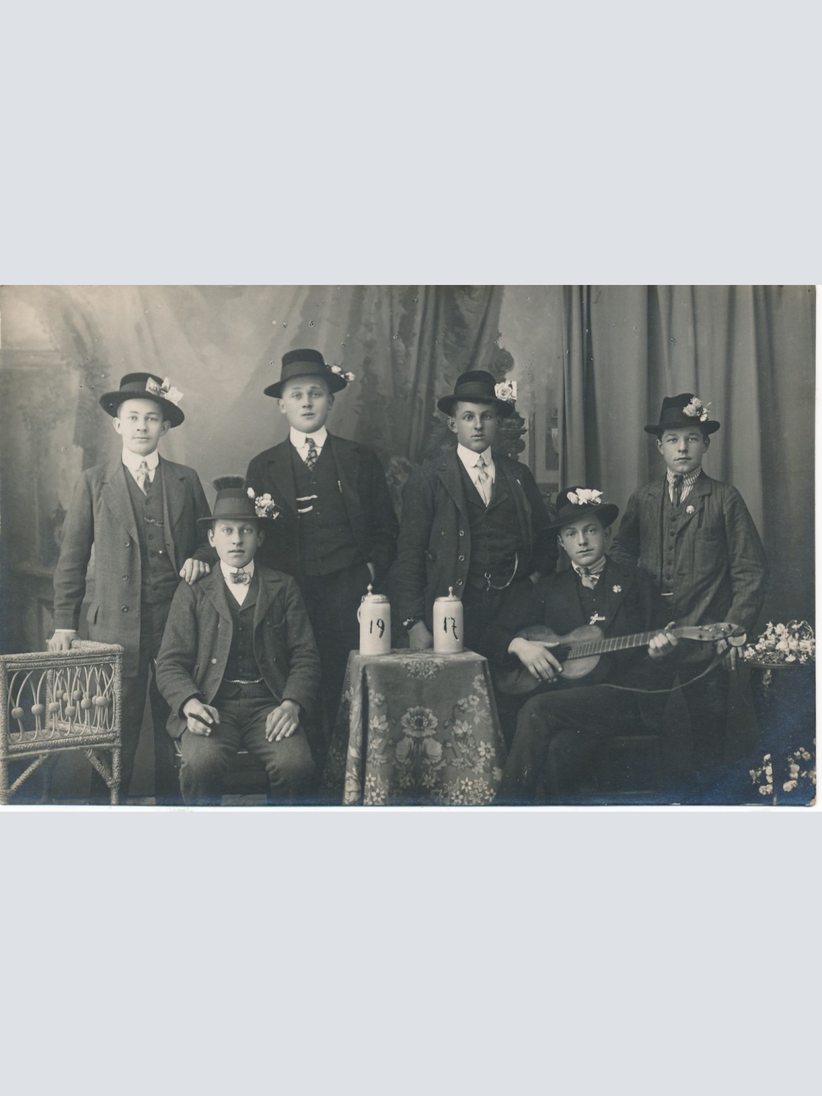 AK Annodazumals sechs Männer und eine Gitarre Ansichtskarte (15425)