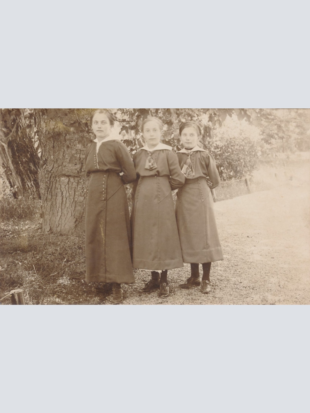 AK von drei Frauen Annodazumals Ansichtskarte (15434)