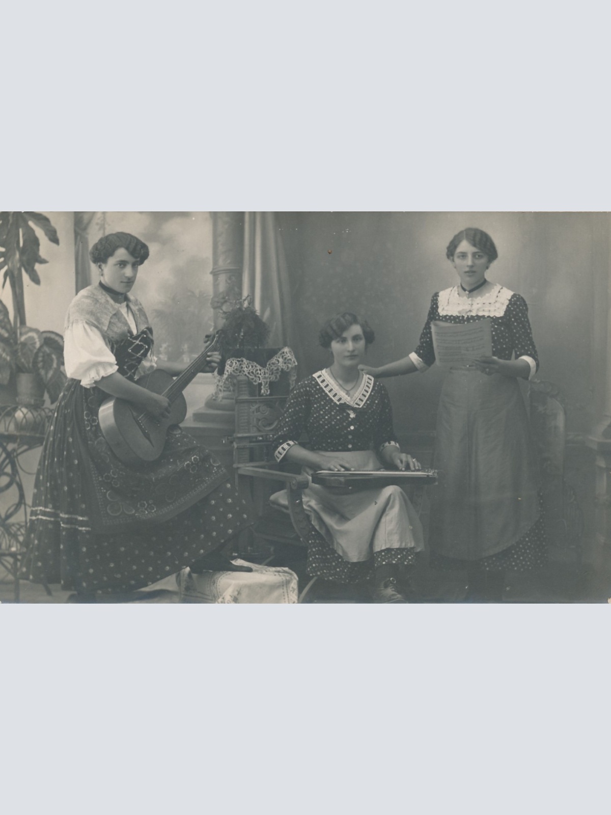 AK von drei Frauen mit Gitarre Annodazumals Ansichtskarte (15435)