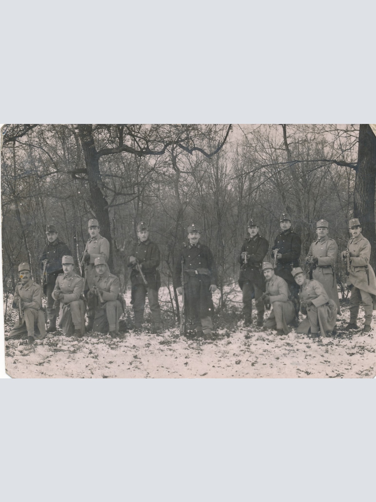 AK Soldaten Gruppe posiert im Wald Militaria Ansichtskarte (16394)