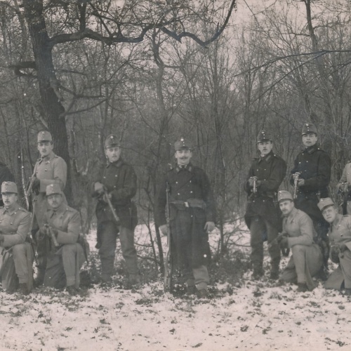 AK Soldaten Gruppe posiert im Wald Militaria Ansichtskarte (16394)
