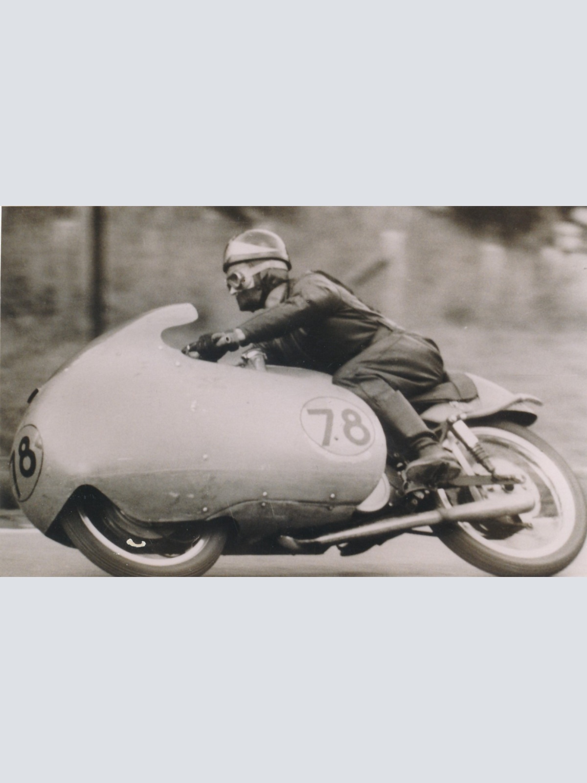 Motiv - Foto - Karte Mann auf Motorrad Rennmotorrad Ansichtskarte (16381)