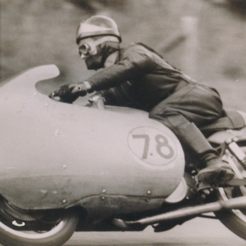 Motiv - Foto - Karte Mann auf Motorrad Rennmotorrad Ansichtskarte (16381)